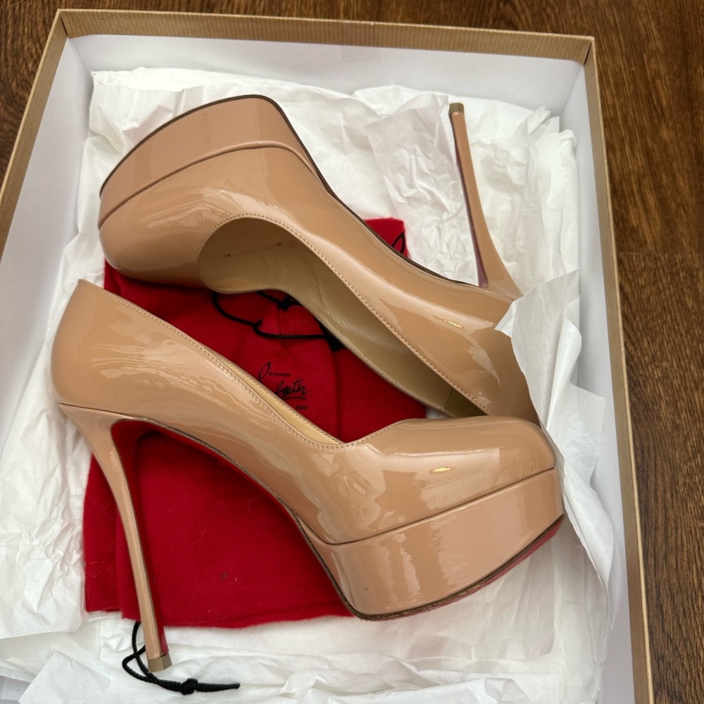 Christian Louboutin dirdetta patent leather pumps